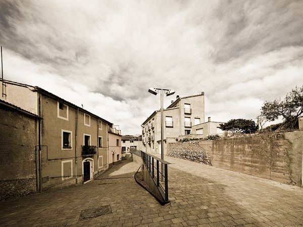 Fotografia d'arquitectura, nova urbanització dels carrers de Torrelavit. Arquitecte: Elisenda Fontova